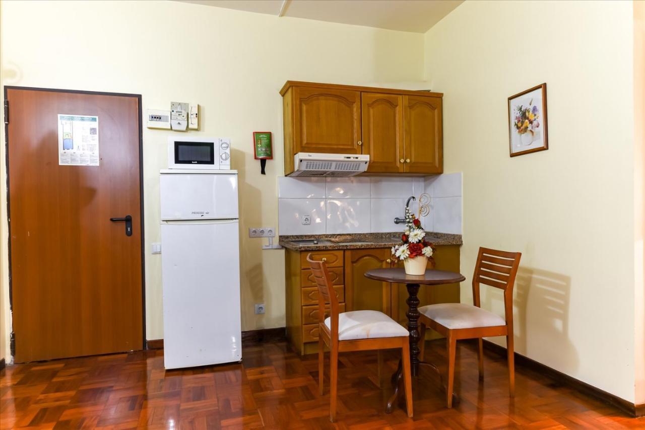 Residencial Colombo Bed & Breakfast Funchal  Bagian luar foto