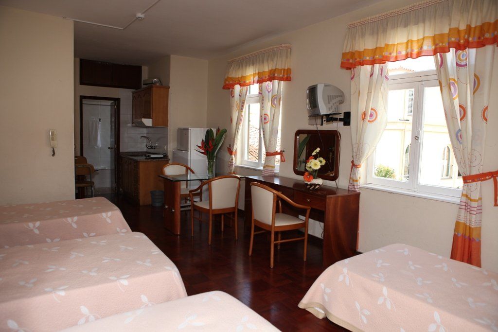 Residencial Colombo Bed & Breakfast Funchal  Bagian luar foto