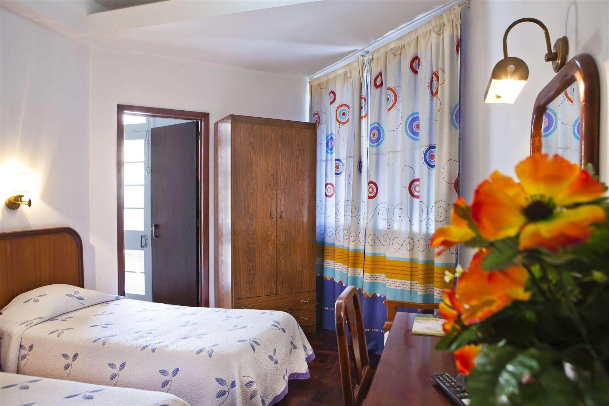 Residencial Colombo Bed & Breakfast Funchal  Bagian luar foto