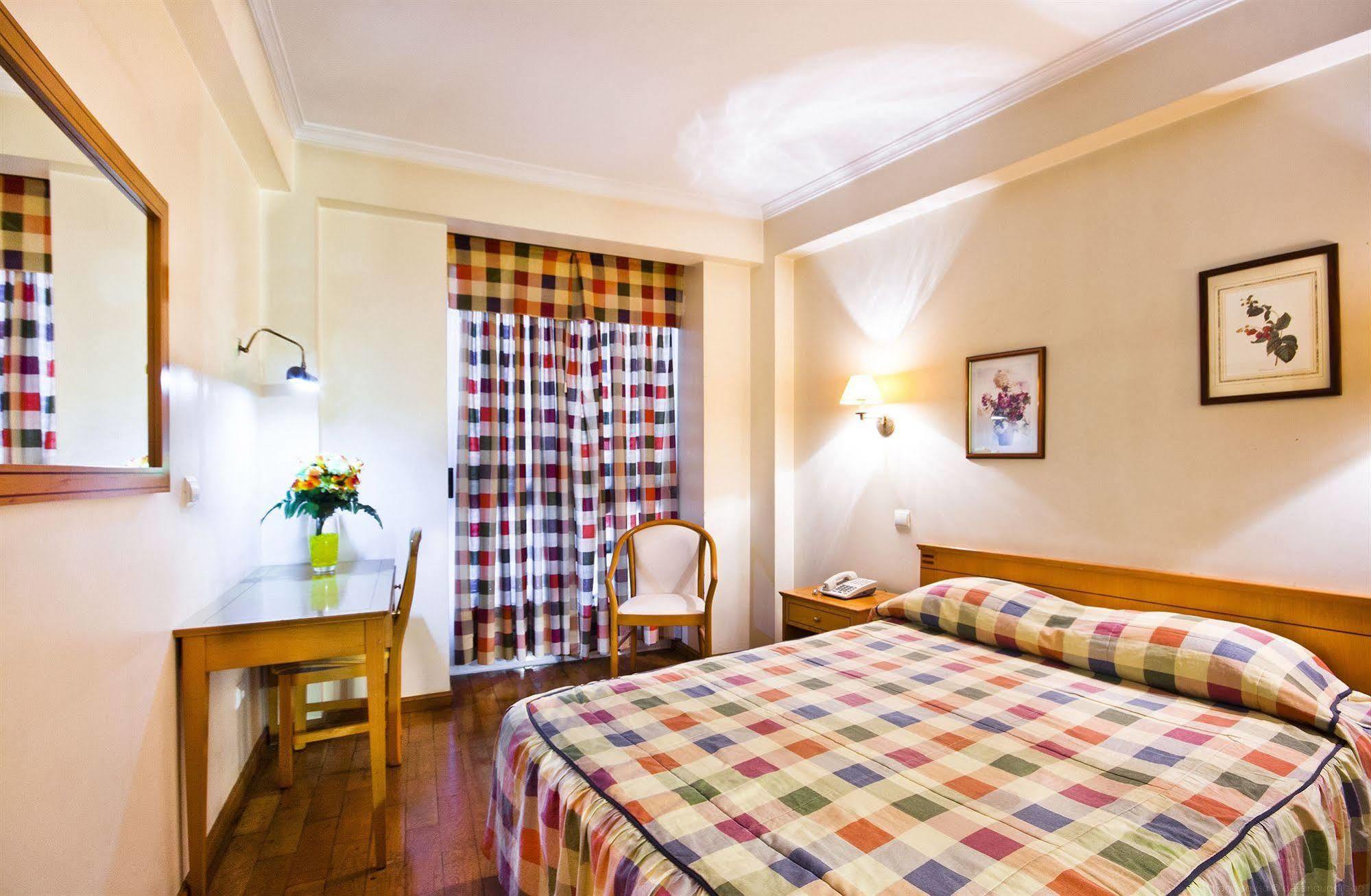 Residencial Colombo Bed & Breakfast Funchal  Bagian luar foto